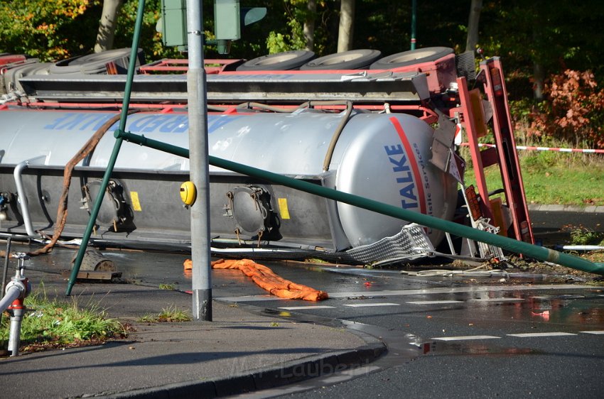 VU Tanklastzug umgestuerzt Huerth Industriestr P378.JPG